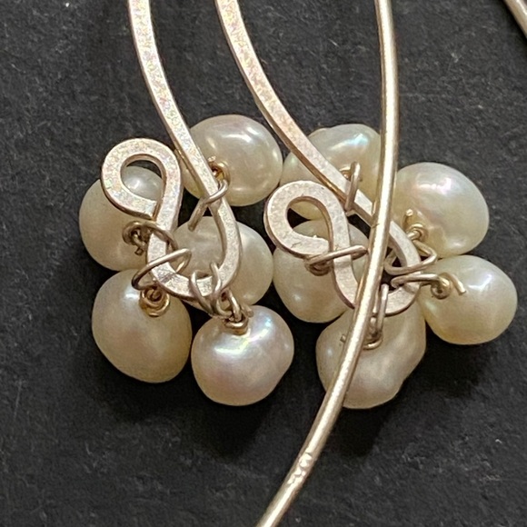 Elegant Gold tone and Pearl Cluster Earrings - Picture 4 of 6